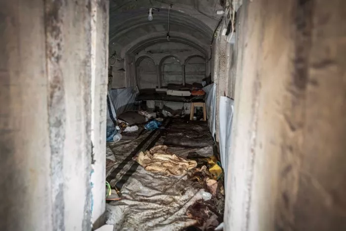 Blick in einen unterirdischen Raum eines Tunnels, der im Europäischen Krankenhaus in Chan Junis gefunden wurde, wo das Militär glaubt, dass der Hamas-Militärchef Mohammed al-Sinwar letzten Monat getötet wurde.