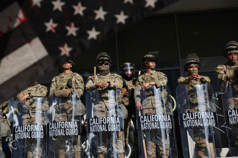 Soldaten der Nationalgarde beschützen in Los Angeles Einrichtungen des Bundes - und schon bald ihre Zahl verdoppelt werden.