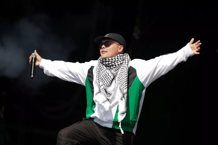 Der Auftritt des Trios Kneecap hat eine lange Vorgeschichte.