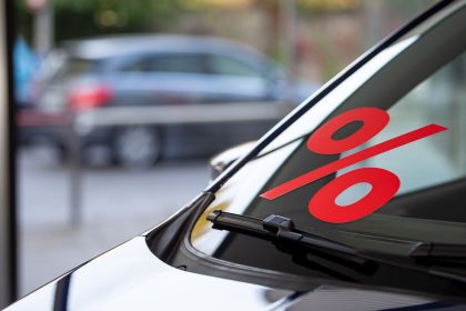 Erholung am Automarkt lässt Rabatte sinken – Preisabstand Verbrenner und Stromer unter 4.000 Euro