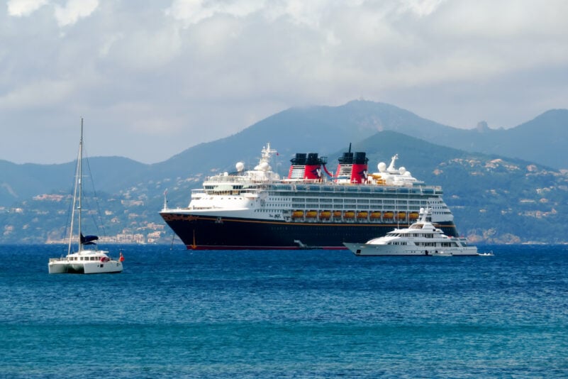 Cannes-Nur-noch-ein-riesiges-Kreuzfahrtschiff-pro-Tag-darf-in-der-Bucht-ankern