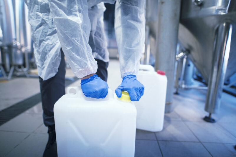 Arbeitsschutz: EU-Kommission schränkt Nutzung zweier Chemikalien ein