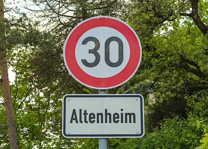 Hinweise wie „Altenheim“ und „Luftreinhaltung“ dienen lediglich der Information. Das Tempolimit gilt auch ohne Zusatzschild.