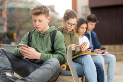 Smartphone-Sucht verdreifacht Suizidrisiko bei Jugendlichen – praktische Tipps für Eltern