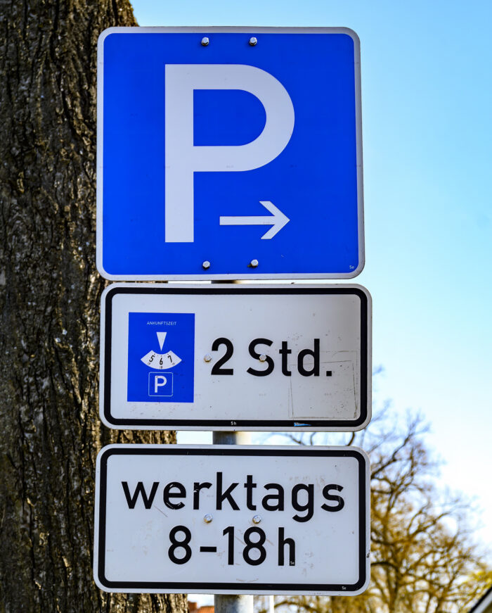 Beginn eines Parkplatzes, der werktags nur mit Parkscheibe genutzt werden darf.