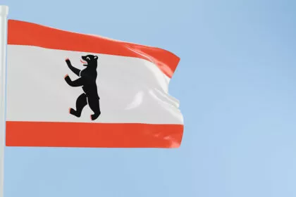 Progress-Pride-Flagge darf in Schulhort gezeigt werden - Ausmalbilder von Dragqueens wurden entfernt