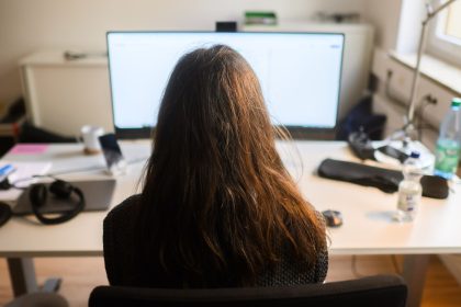 Deutsche verbringen im Schnitt 10 Stunden am Tag im Sitzen