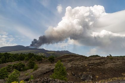 Ätna spuckt eine Lavafontäne – Flugwarnstufe auf Rot angehoben