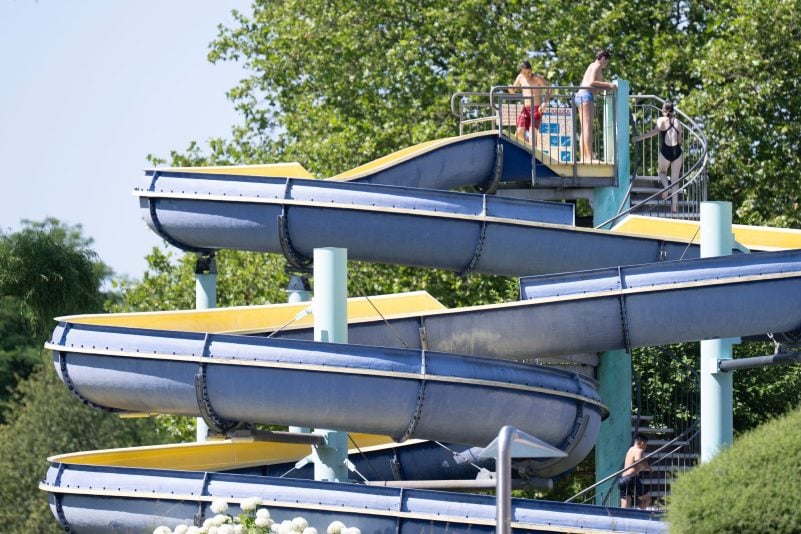 Mehrere Mädchen sollen in dem Freibad im hessischen Gelnhausen sexuell belästigt worden sein.