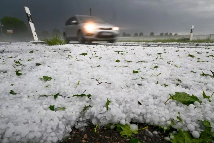 Hagel liegt auf der Straße. Ein Unwetter hatte sich zuvor in der Region um Laupheim mit Blitz und Hagel entladen.