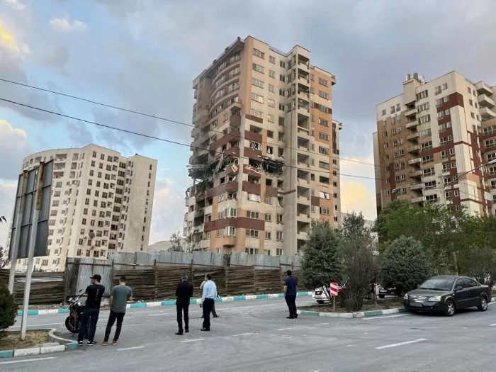 Israel hat mit einem Großangriff auf Ziele im Iran begonnen.