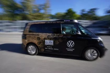 VW zeigt fahrerlosen E-Bulli - Zulassung ab 2027 angestrebt