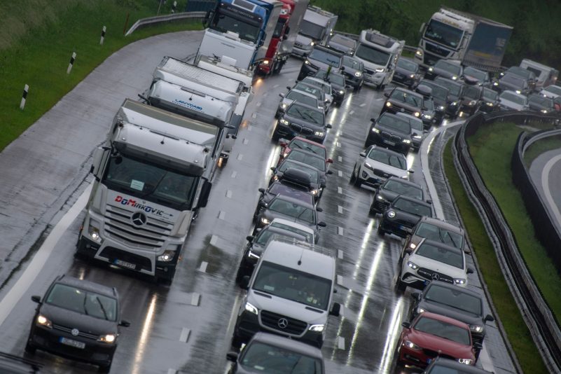 Volle Fahrbahnen auf der A8 in Richtung Süden.