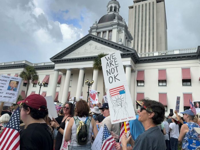 Auch in Florida, wo Trumps Republikaner politisch stark sind, gingen Tausende auf die Straße.