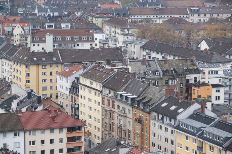 Für viele Menschen ist die monatliche Miete eine Last (Symbolbild)