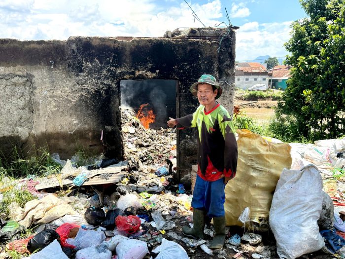 In ländlichen Gebieten Südostasiens gibt es kaum Müllabfuhr oder Recycling. Viele Anwohner verbrennen den Müll selbst in kleinen Verschlägen.