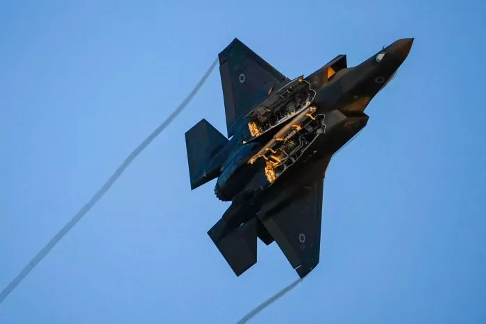 Nach Angaben der israelische Armee ist die iranische Luftabwehr in Teheran inzwischen so weit geschwächt, dass die israelischen Kampfjets dort «frei Bahn» hätten.