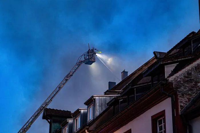Die Löscharbeiten waren aufgrund der engen Gassen und des dichten Altbaubestandes herausfordernd.