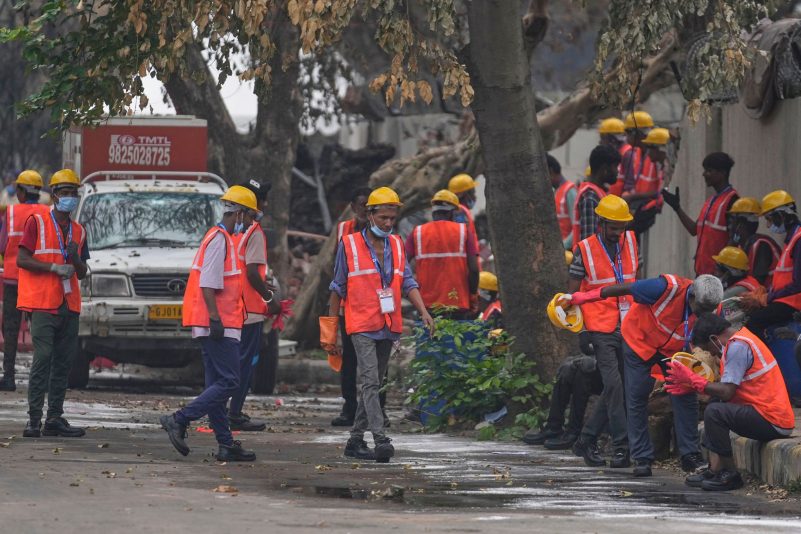 Arbeiter sind an der Absturzstelle im Einsatz.