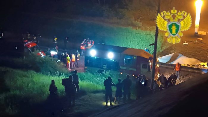 Infolge des Einsturzes einer Straßenbrücke entgleiste ein Zug in der russischen Region Brjansk.