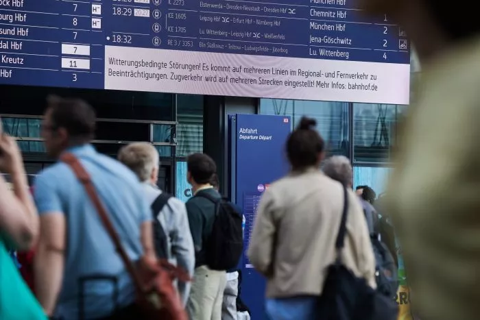 Auf der Bahnstrecke zwischen Berlin und Hamburg soll der Fernverkehr am Dienstag wieder nach Plan laufen.