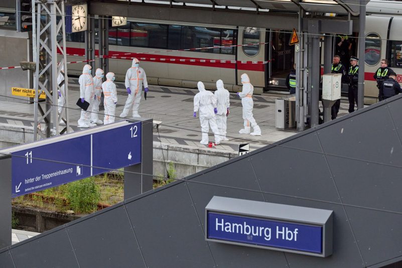 Bei dem Messerangriff vom 23. Mai 2025 wurden nach jüngsten Angaben der Staatsanwaltschaft 19 Menschen im Hamburger Hauptbahnhof verletzt. (Archivbild)