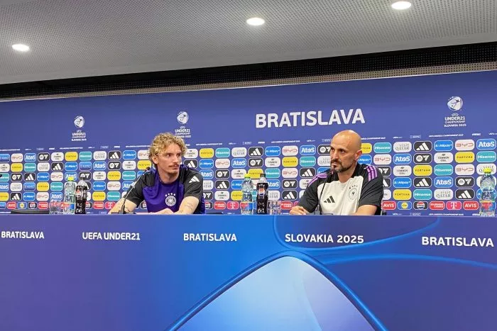 Nick Woltemade (l) freut sich auf das Finale - über den FC Bayern sagte er nichts.