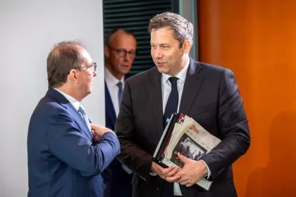 Klingbeil baut Ministerium um - Außenpolitik soll nicht allein bei der Union liegen