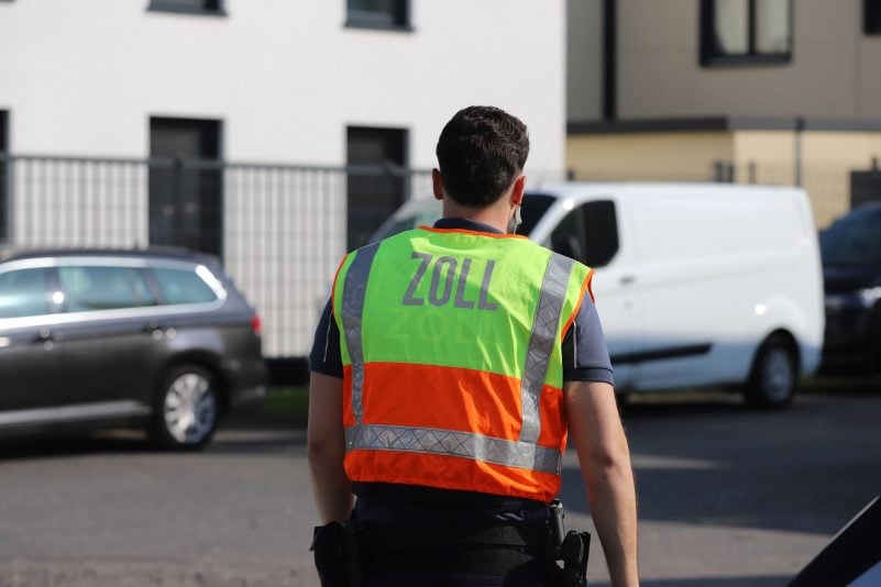 Ein Zöllner bei der Überprüfung einer Baustelle - immer wieder macht der Zoll Schwarzarbeiter ausfindig.