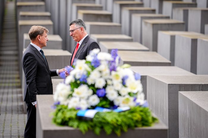 Die Außenminister von Deutschland und Israel besuchen das Holocaust-Mahnmal in Berlin.