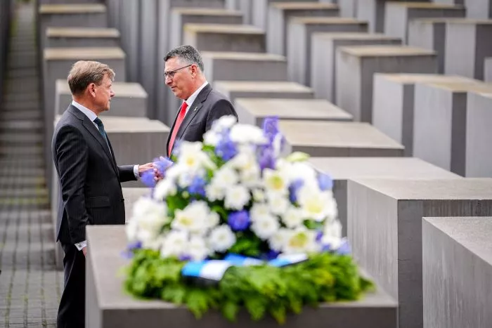 Die Außenminister von Deutschland und Israel besuchen das Holocaust-Mahnmal in Berlin.