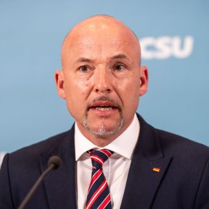 Eilverfahren: CSU-Politiker wirft Asylhelfern „Inszenierung“ vor – Pro Asyl spricht von Falschdarstellungen