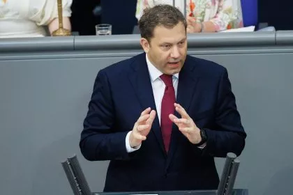 Bundestag beschließt Wachstumsbooster - Klingbeil: „Klares Signal“ für Wirtschaft