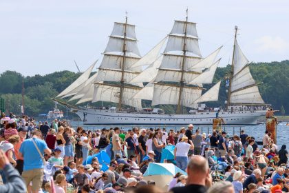 Rund 170.000 Menschen bei Windjammer-Segelparade in Kiel
