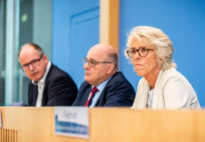 Kommissionschefin Christiane Schönefeld, Arbeitgeber-Verhandlungsführer Steffen Kampeter (M) und Gewerkschaftsverhandlungsführer Stefan Körzell sind sich einig beim Mindestlohn.