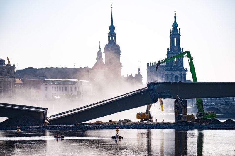 Der Brückenzug B der Carolabrücke in Dresden ist bei den Abrissarbeiten eingestürzt.