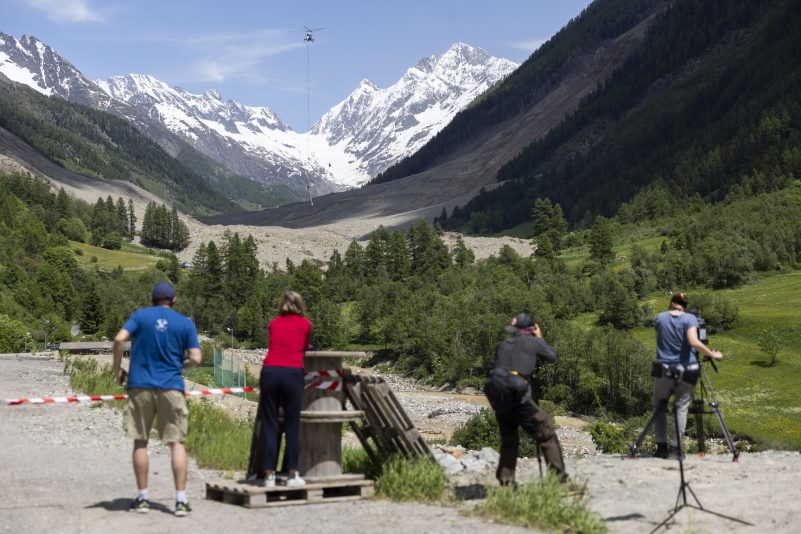 Unter dem riesigen Schuttberg im hinteren Lötschental liegt das verschüttete Dorf Blatten.