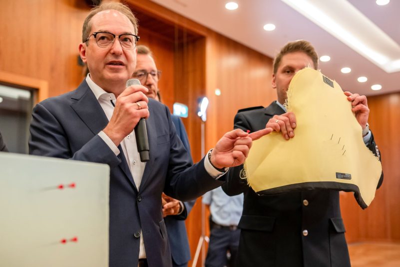 Die Nadeln können auch die Schutzwesten von Sicherheitskräften durchschlagen.