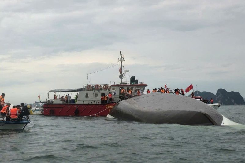 Mindestens 18 Menschen sind bei dem Bootsunglück in der Halong-Bucht gestorben. Rettungskräfte suchen nach weiteren Vermissten.