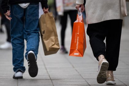 Große Sparwelle sorgt für Kaufzurückhaltung und trübt Einzelhändlern die Laune