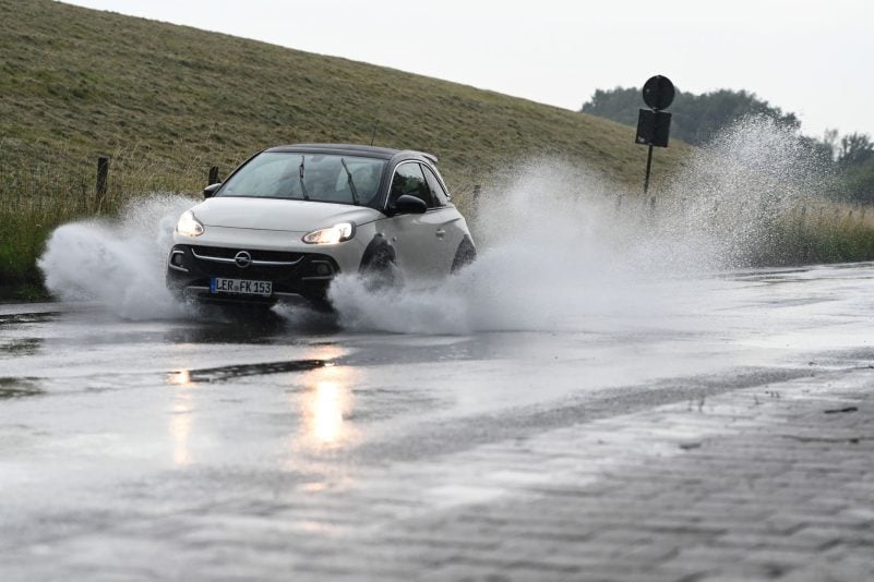 Wegen des Starkregens wurden kurzzeitig Straßen überflutet.