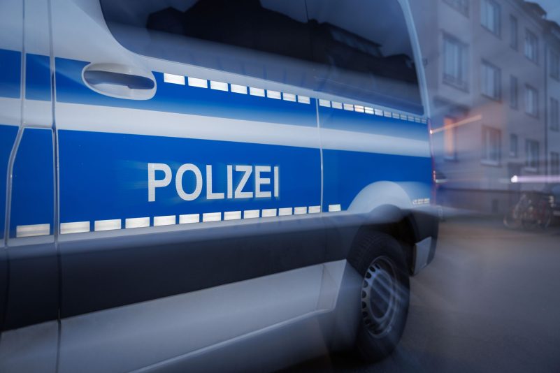 Nach der brutalen Attacke auf Kölner Anhänger im Januar dieses Jahres hat die Polizei eine Großrazzia gegen HSV-Fans durchgeführt.