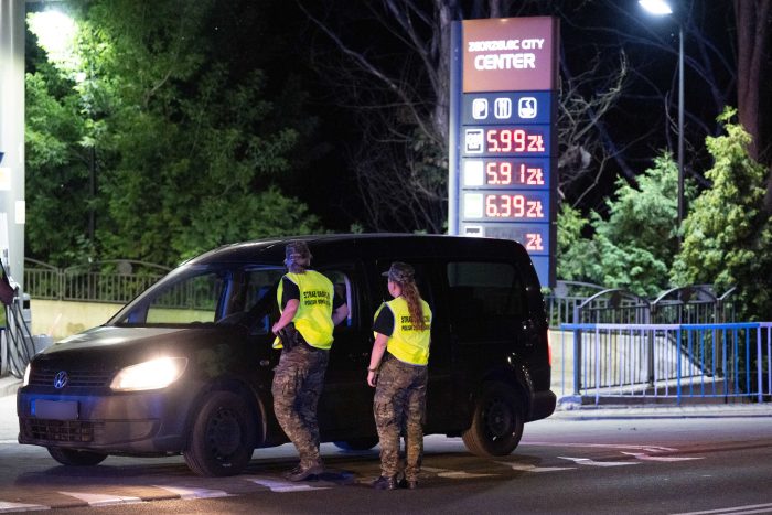 Polnische Grenzschützer sprechen mit einem Autofahrer, den sie auf der polnischen Seite hinter der Stadtbrücke von Görlitz zur Kontrolle angehalten haben. (Foto aktuell)