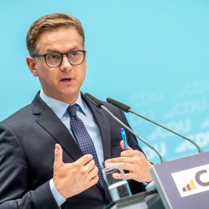 CDU-Generalsekretär will Verbeamtungen begrenzen – Regierung schafft neue Stellen