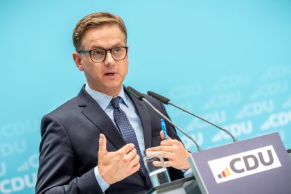 CDU-Generalsekretär will Verbeamtungen begrenzen – Regierung schafft neue Stellen
