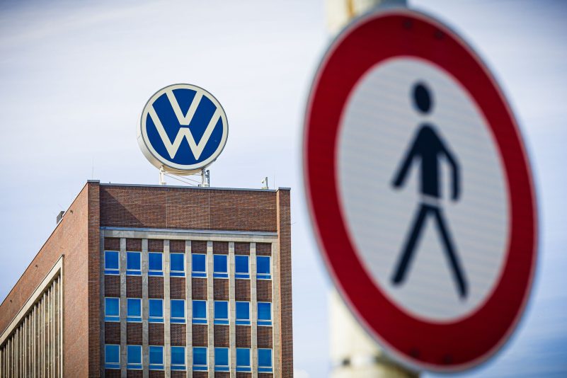 Das Schild am VW-Hauptsitz spiegelt symbolisch den unvermeidlichen Abgang von Personalvorstand Kilian wider.