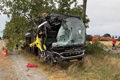 Reisebus mit Senioren kommt von Straße ab – sechs Verletzte