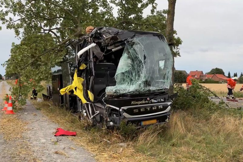 Reisebus-mit-Senioren-kommt-von-Stra-e-ab-sechs-Verletzte