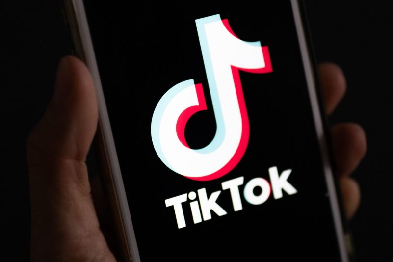 Bald erst ab 16 Jahren? Tiktok gehört zu den sozialen Netzwerken, um die es in der Debatte geht. (Archivbild)