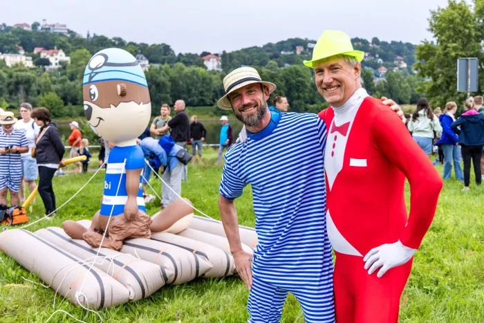 Viele Teilnehmer tragen bunte Kostüme.